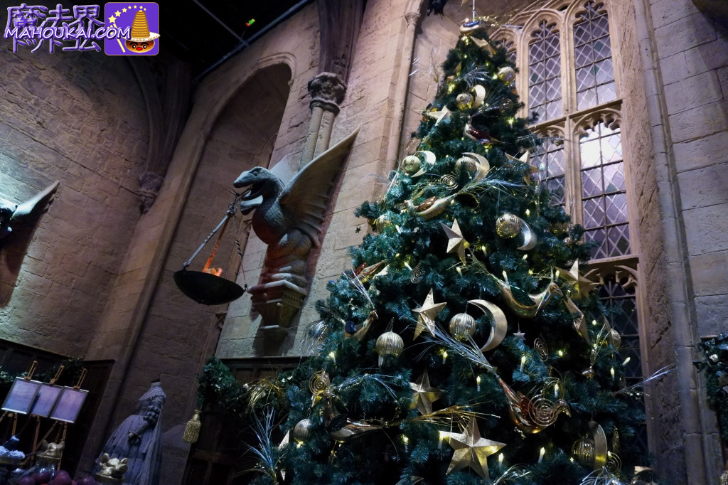 大きなクリスマスツリーとホグワーツ大広間の窓 ホグワーツ大広間 Hogwarts Great Hall）ハリー・ポッター スタジオツアー ロンドン