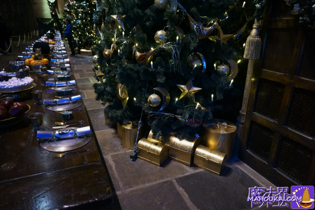クリスマスツリー根本にはクリスマスプレゼントも♪ホグワーツ大広間 Hogwarts Great Hall）ハリー・ポッター スタジオツアー ロンドン