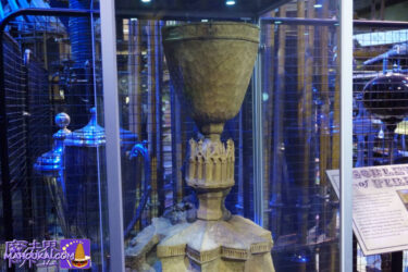 【詳細】炎のゴブレット（The Goblet of Fire）とトライウィザード トーナメント カップ（The Triwizard Tournament Cup）映画ハリー・ポッター 小道具（PROP）ハリー・ポッター  スタジオツアー  ロンドン（英国）