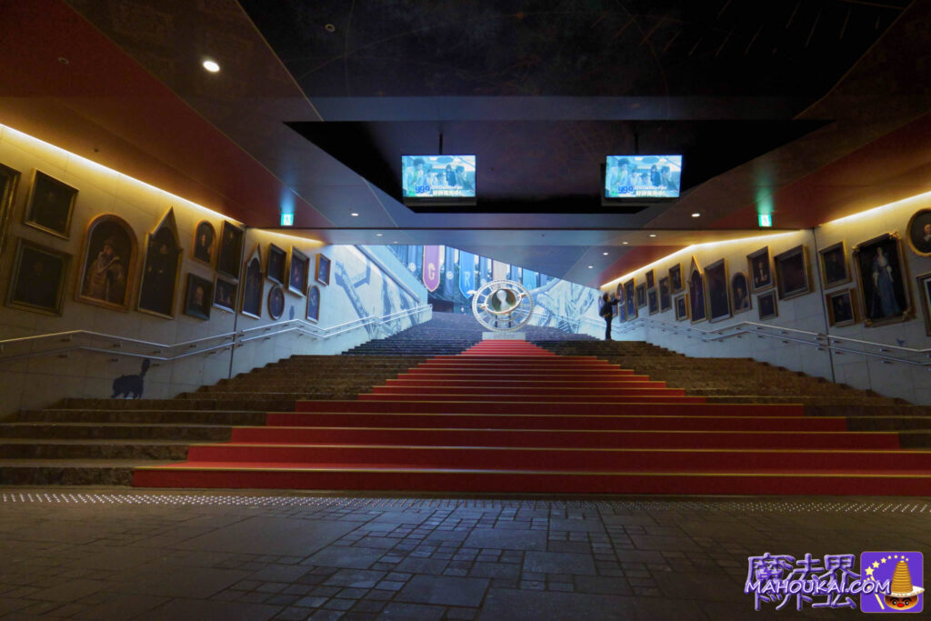 赤坂サカス 大階段 巨大なタイム・ターナー（逆転時計） 魔法使いの肖像画はリアル！本物！？ まるでホグワーツ魔法魔術学校！場所：舞台ハリー・ポッターと呪いの子 劇場 赤坂ACTシアターへの途中