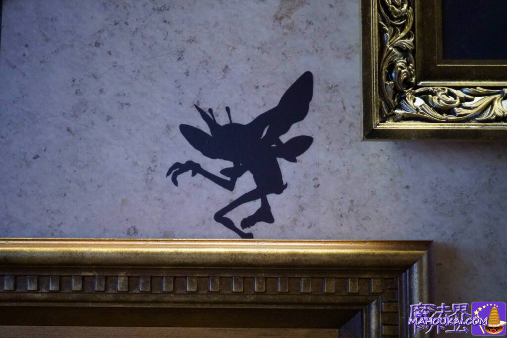 壁面にピクシー小妖精の影は何匹も♪ 魔法動物の影♪ 東京 赤坂　大階段　舞台ハリー・ポッター