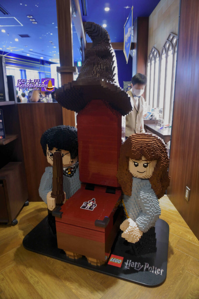 [Photo spot] Sorting hats & chairs with LEGO [Visit report] Mahoudokoro Akasaka wizarding world street shop Harry Potter goods and Fantabi items New products and photo spot 9 and 3/4ths line â