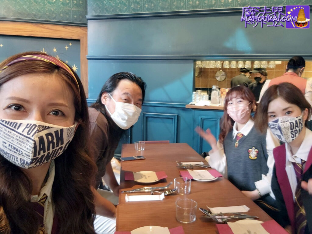 The Harry Potter fans enjoyed an evening meal at Harry Potter Café Akasaka!