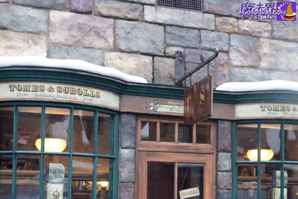 書籍と巻物 オーダーメイド魔法使い書店 TOMES & SCROLLS: Bespoke Wizarding Bookshop | SHOP SIGN｜USJ 「ハリー・ポッター エリア」