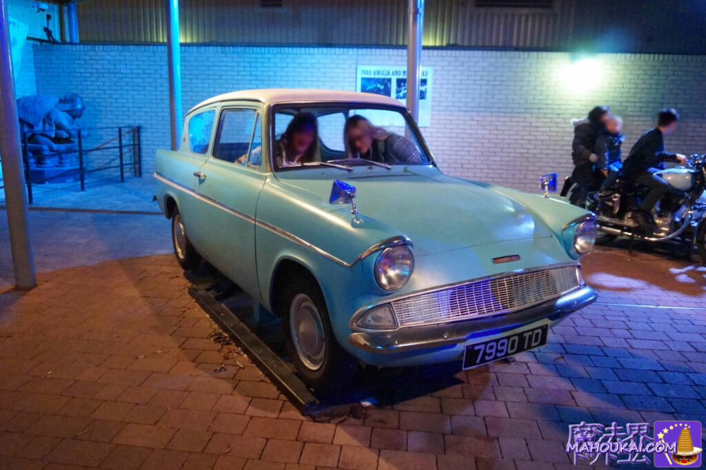 Free photo opportunities: the Ford Anglia, Sirius' (Hagrid) motorbike, wizard's chess piece, toilet ④ (Loo) Backlot Square.
