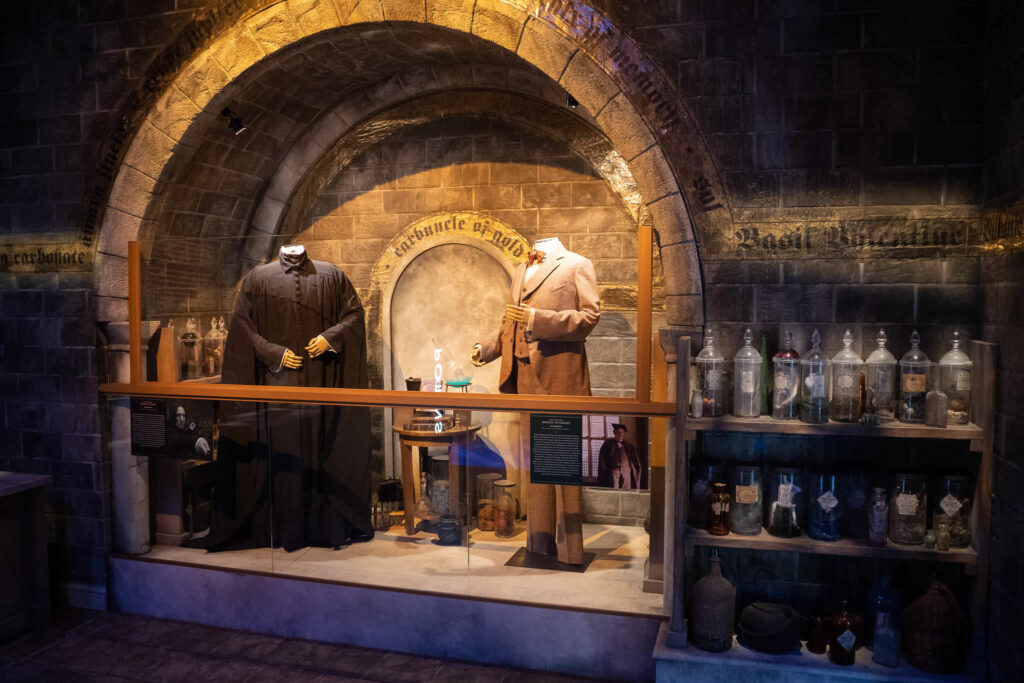 魔法薬学の教室イメージ セットではスネイプ先生の衣装を見学可能　 Harry Potter Exhibition ハリー・ポッター展 第二回開催地 アメリカ アトランタ 2022年10月21日～　第三回開催地 オーストリア ウィーン 2022年12月16日～