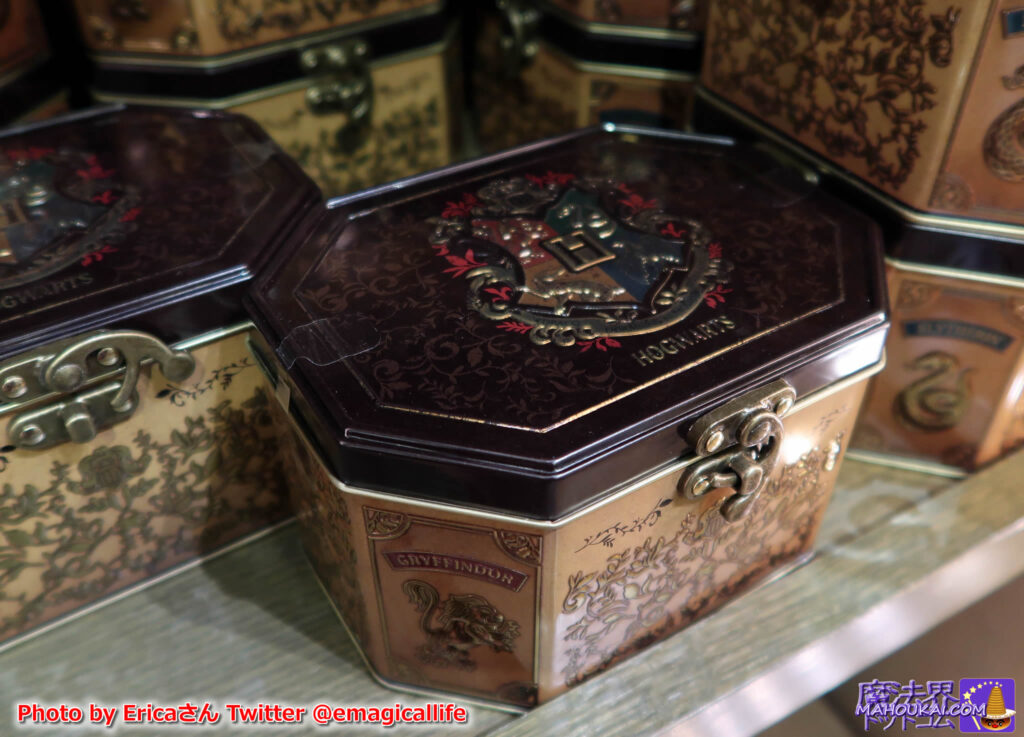 Harry Potter souvenir item 'Crunch Chocolate' with Hogwarts and the four dormitories in a stylish tin case.