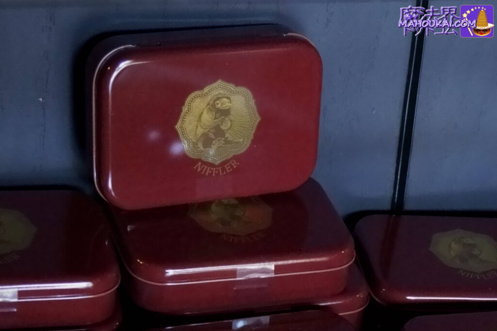 USJ ファンタビのお菓子発売♪ニフラーデザインの赤い缶ケースに金貨がザクザク！？コインチョコレート USJ 「ハリー・ポッター エリア」