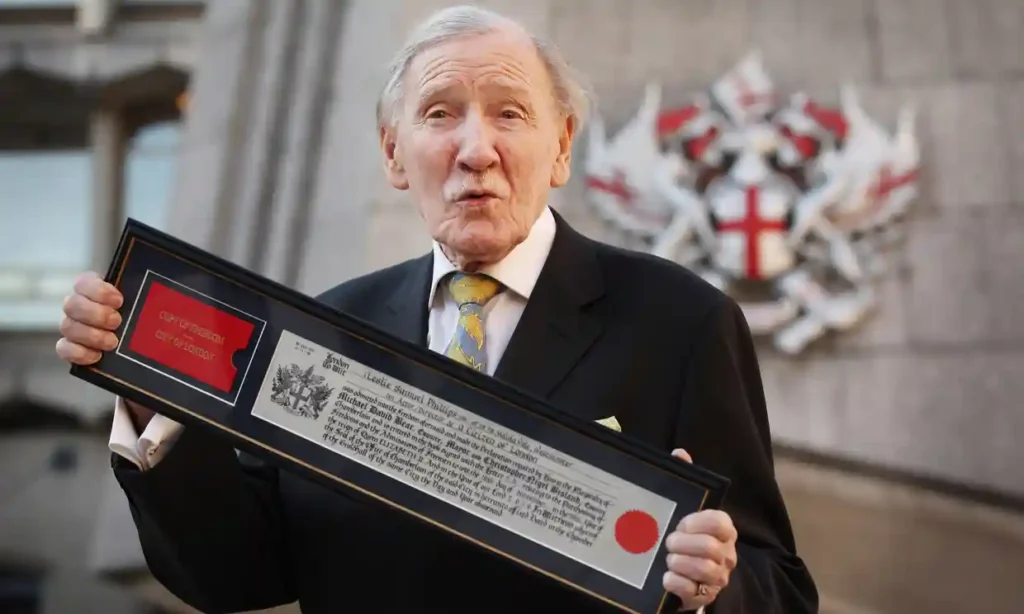 映画ハリー・ポッター シリーズ「組分け帽子」の声を3作に渡り演じた「Leslie Phillips レスリー・フィリップス」が98歳で死去