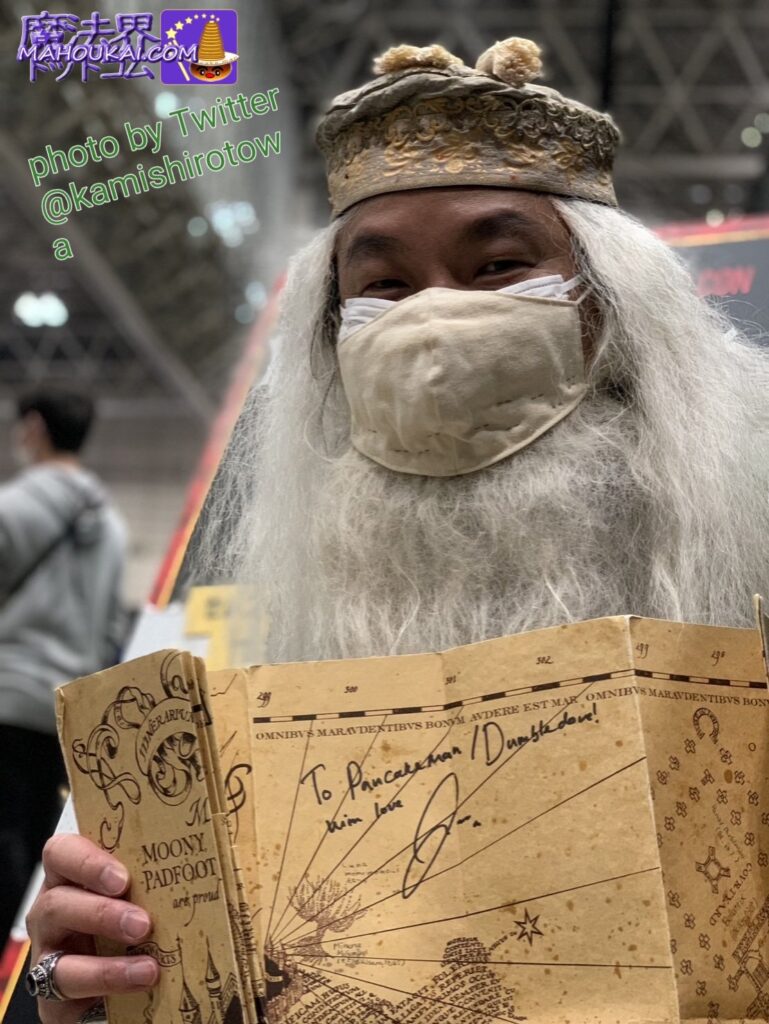 Tokyo Comic-Con 2022 Jamie Campbell Bauer took photos with and signed autographs... and the young Gellert Grindelbard from the Harry Potter and Fantabi movies was too nice for fanservice...