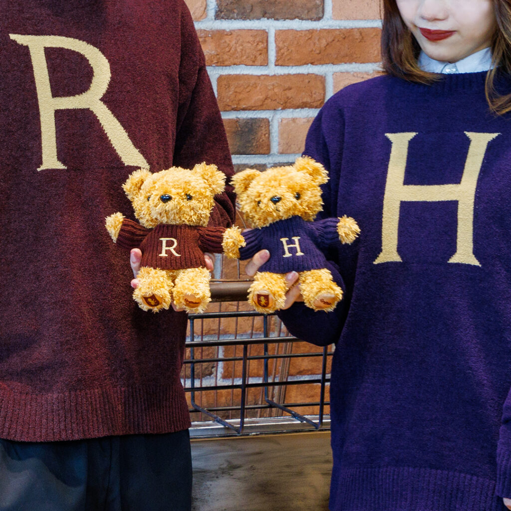 Harry and Ron's jumpers in matching coordination with the new Mahoud Koro Bears [New products] Harry Potter Mahoud Koro "Harry's 'H' Sweater Bear", "Ron's 'R' Sweater Bear", "Fred's 'F' Sweater & George's 'G' Sweater - change of clothes for Bear" on sale from 9 December 2022 (Friday) - same day Mahoudokoro Hankyu Nishinomiya Gardens for a limited period from