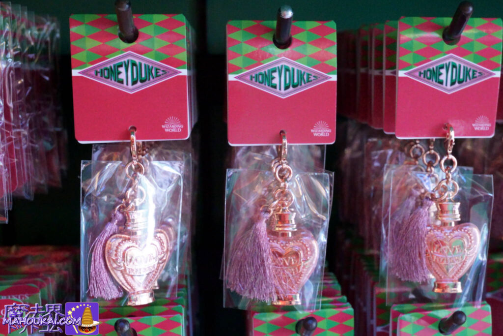 [New items] USJ HARRY POTA collectibles: 'Gryffindor Ribbon and Sword Charm', 'Slytherin Ribbon and Rocket Charm' and 'Love Potion'.