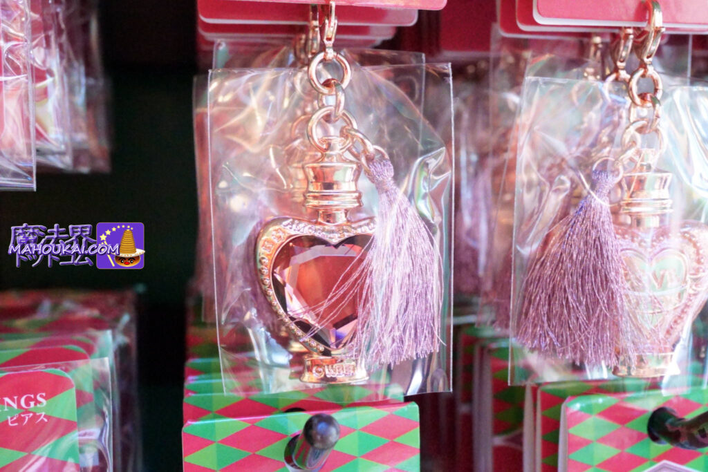 [New items] USJ HARRY POTA collectibles: 'Gryffindor Ribbon and Sword Charm', 'Slytherin Ribbon and Rocket Charm' and 'Love Potion'.