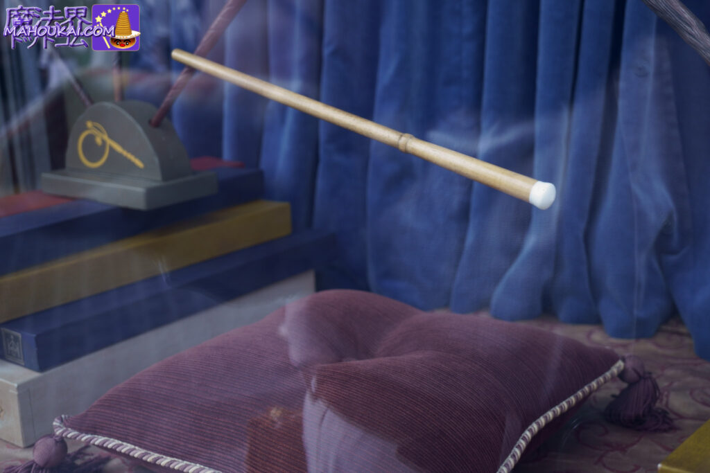 [Hidden spot] Ollivander's Wand The Floating Wand (WAND) and the new Magical Wand in the show window Â USJ "Harry Potter Area".