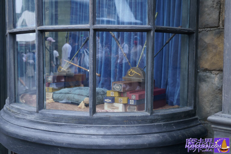 [Hidden spot] Ollivander's Wand The Floating Wand (WAND) and the new Magical Wand in the show window Â USJ Harry Potter Area