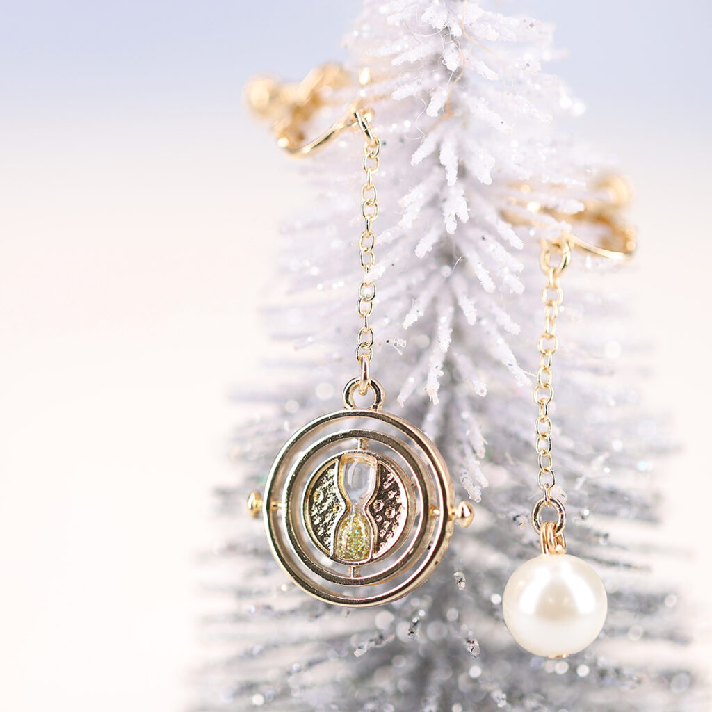 [New Products] Harry Potter Time Turner Earrings [New Products] Harry Potter Mahoudkoro Time Turner Three types of accessories: earrings, earrings and ring on sale from 16 December 2022 (Friday).