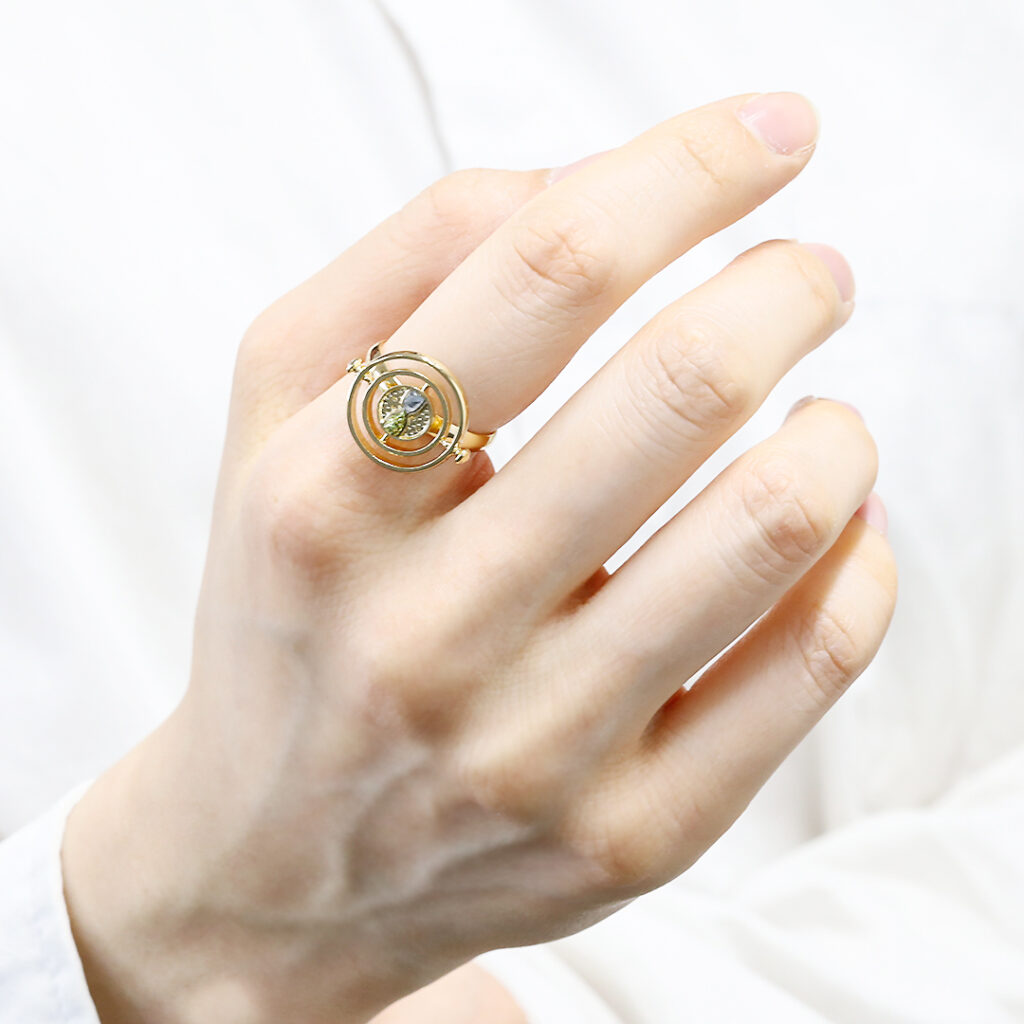 [Wearing image] Harry Potter Time Turner Ring｜Mahoudokoro [New products] Harry Potter Mahoudokoro Time Turner 3 types of accessories: earrings, earrings and ring on sale from 16 December 2022 (Friday).