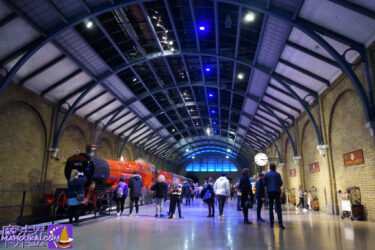 ホグワーツ特急｜ハリー・ポッター スタジオツアー ロンドン 紅色の蒸気機関車と客車、プラットホーム 9と4分の3番線（Platform 9 3/4）【詳細レポート】