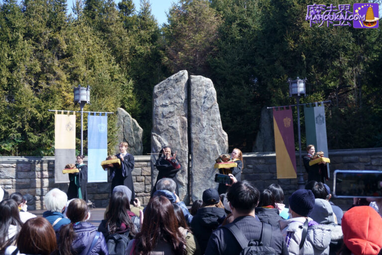 How children and shorter people can see shows in USJ's Harry Potter Area Â Frog Choir and Triwizard Spirit Rally in February 2023.