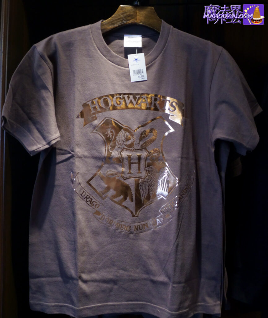 USJ [New] Hogwarts Four Dormitory T-shirts (Gryffindor, Slytherin, Ravenclaw, Hufflepuff), Hogwarts Crest T-shirt, Hogsmeade Village Sign T-shirt (white, navy), Hogwarts Express logo T-shirt USJ 'Harry Potter Area' Filch's Confiscated Goods Store,