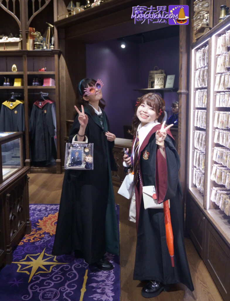 Name (embroidery) service on Hogwarts Fourth Dormitory robes ♪ Harry Potter Studio Tour Tokyo Goods shop