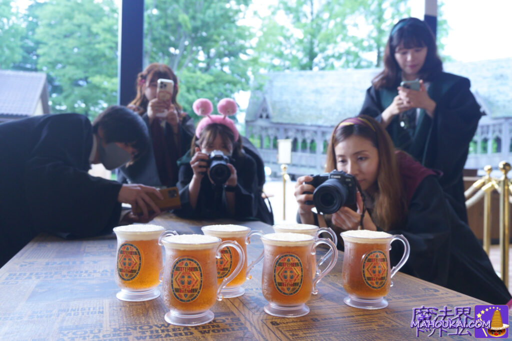 バタービールが注がれたマグカップ6個をハリポタ仲間5人が取り囲んで写真撮影しています。バタービールバー　ハリー・ポッター スタジオツアー東京「レストラン」＆「カフェ」バタービール【食事レポート】1日目と2日目（としまえん跡地）