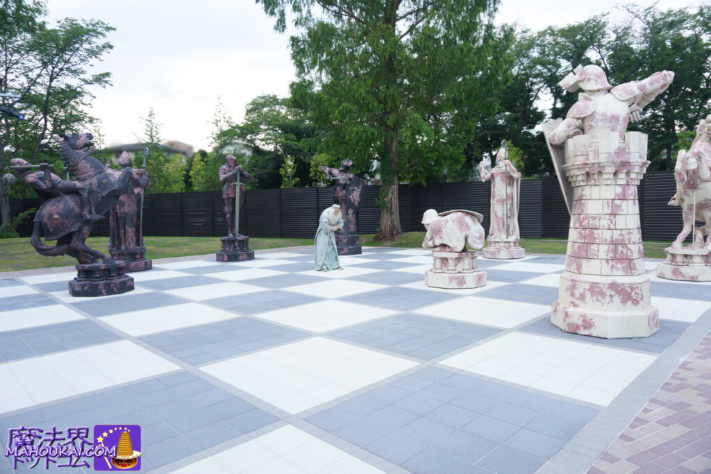 Wizard's chess pieces and board (full-size)｜Harry Potter Studio Tour Tokyo (former site of Toshimaen)