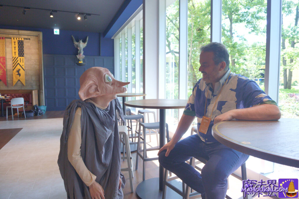 ハリポタ美術クリエイター ピエール・ボハナさんと遭遇した写真。友人のドビー仮装と一緒に。　ハリー・ポッター としまえん跡地「レストラン」＆「カフェ」バタービール【食事レポート】3日目と4日目 ワーナー ブラザース スタジオツアー東京