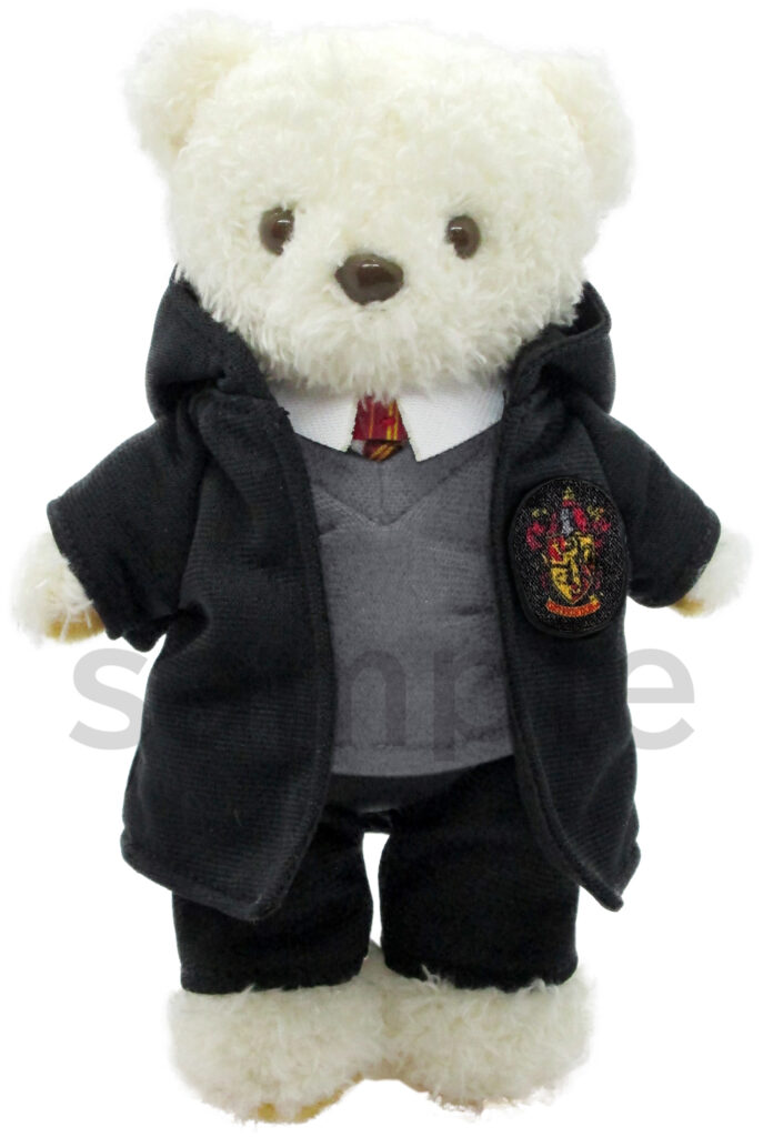 Gryffindor dormitory tie and emblem Wearing image Animate Bear 'Kuma Meito' & Harry Potter 'Hogwarts Uniform Robe with Four Dormitory Patch' dress-up costume set Available for reservation on or around 28 July 2023.