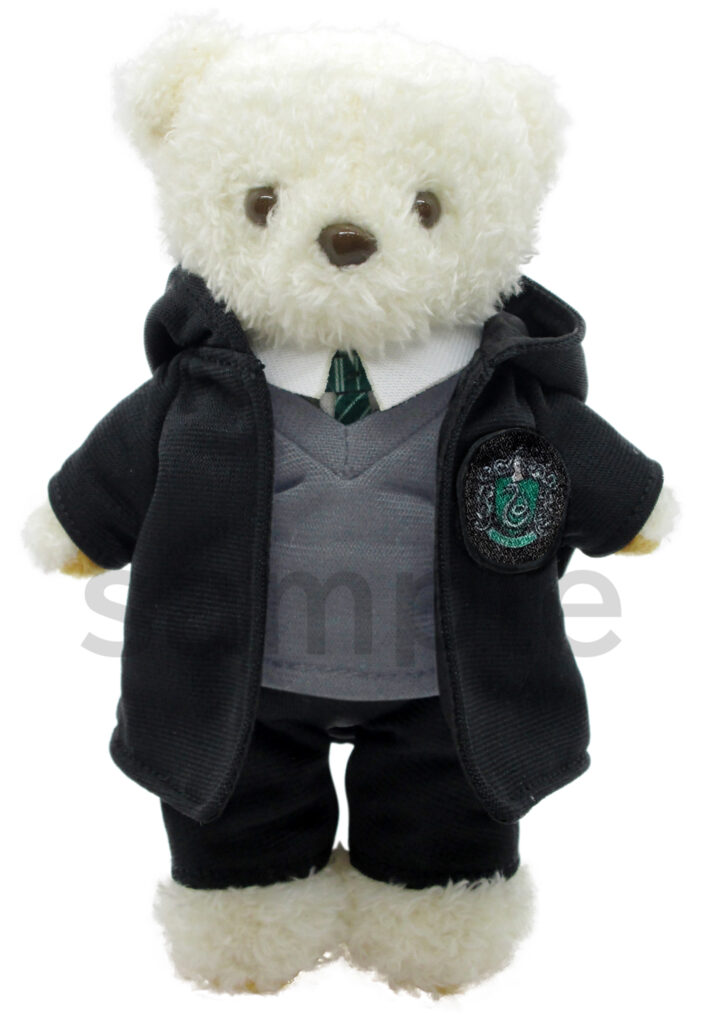Slytherin dormitory tie and emblem Wearing image Animate Bear 'Kuma Meito' & Harry Potter 'Hogwarts Uniform Robe with Four Dormitory Patch' dress-up costume set Available for reservation on or around 28 July 2023.