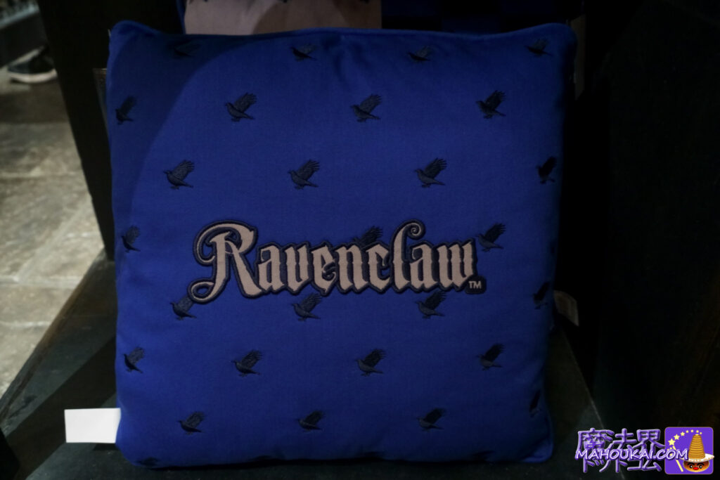 Ravenclaw cushions USJ Harry Potter seal distribution now available in the Harry Potter area... [New product] Hogwarts four dormitory cushions in new design...