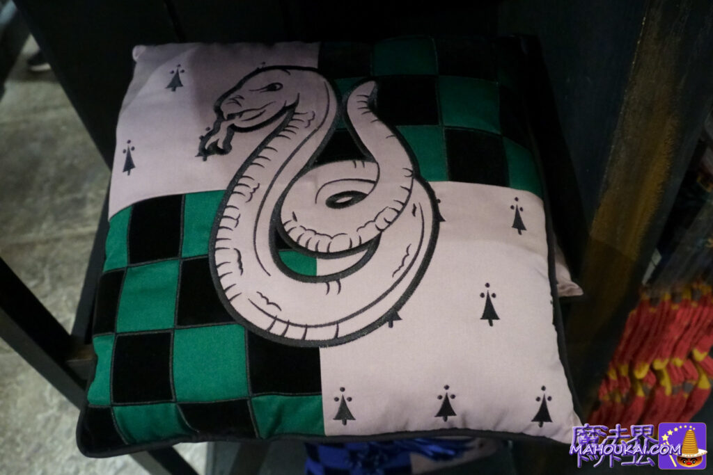 Slytherin cushions USJ Harry Potter seal distribution now available in the Harry Potter area... [New product] Hogwarts Fourth Dormitory cushions in new design now available...