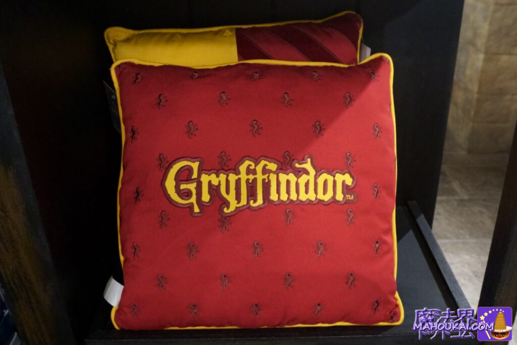 Gryffindor cushion USJ Harry Potter Seal distribution now available in the Harry Potter area... [New product] Hogwarts Fourth Dormitory cushion in new design now available...