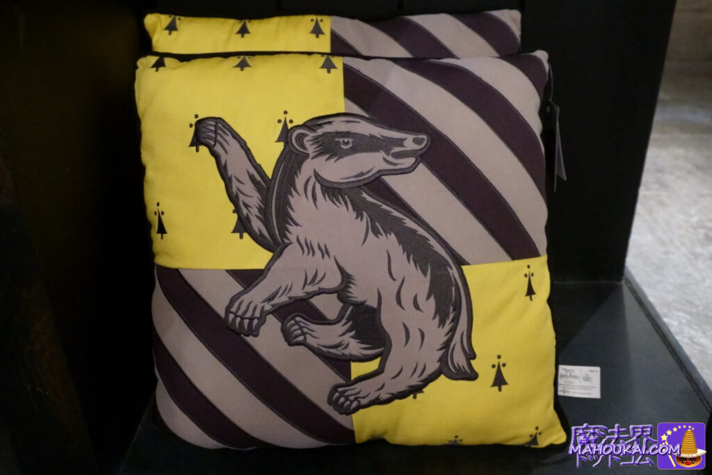 Hufflepuff cushions USJ Harry Potter seal distribution now available in the Harry Potter area... [New product] Hogwarts four dormitory cushions in new design...