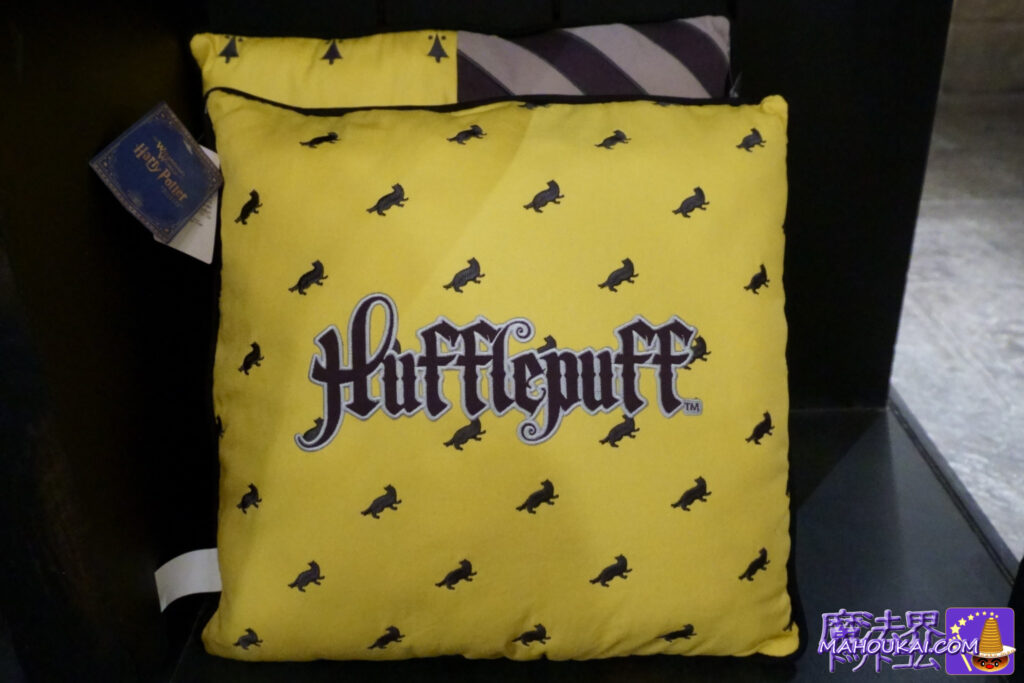 Hufflepuff cushions USJ Harry Potter seal distribution now available in the Harry Potter area... [New product] Hogwarts four dormitory cushions in new design...