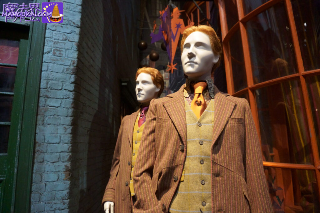 Mannequins wearing Weasley Wizard Weeds Fred and George costumes ｜Weasley Wizard Weeds Fred and George shop Diagon Alley｜Harry Potter Studio Tour Tokyo (Toshimaen site)
