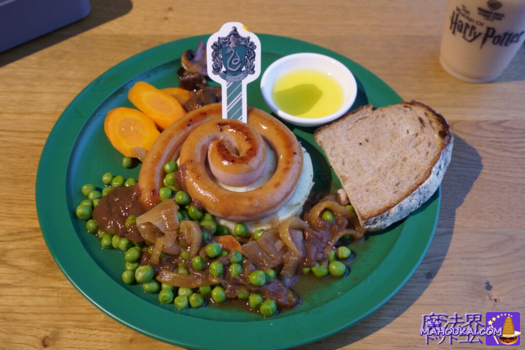 Slytherin Plate (Bngers and Mash) with Drink Slytherin Plate (Bngers and Mash) with Drink HARRIPOTA TOUR TOKYO 'Restaurant' & 'Cafe' Crumble, Profit Roll [Dining Report] August and September 2023 Harry Potter Studio Tour Tokyo