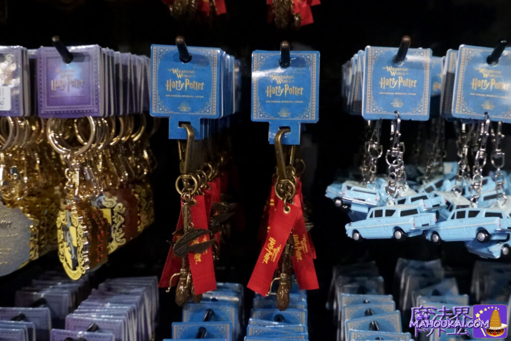 Firebolt & Snitch Gryffindor keychains [USJ new merchandise] Harry Potter accessory products 'frog chocolate memo', 'Hogwarts four dormitory keychain' etc USJ Harry Potter area Sep 2023.