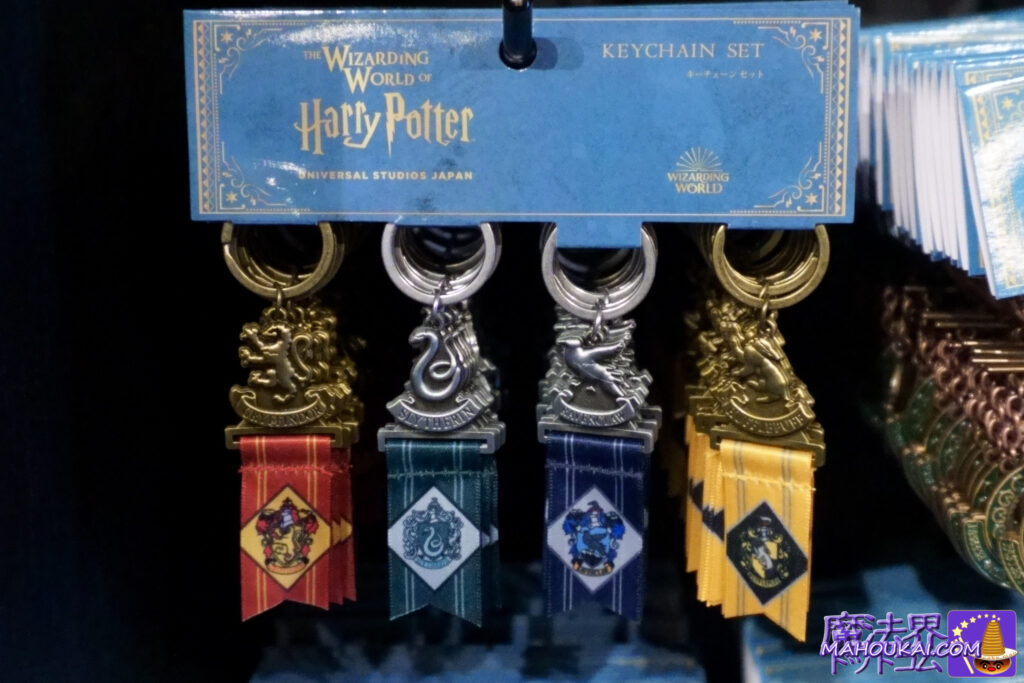 [New items] Hogwarts Four Dormitories tapestry keychain set [USJ new merchandise] Harry Potter accessory products 'Frog chocolate memo', 'Hogwarts Four Dormitories keychain' etc USJ Harry Potter area Sep 2023.