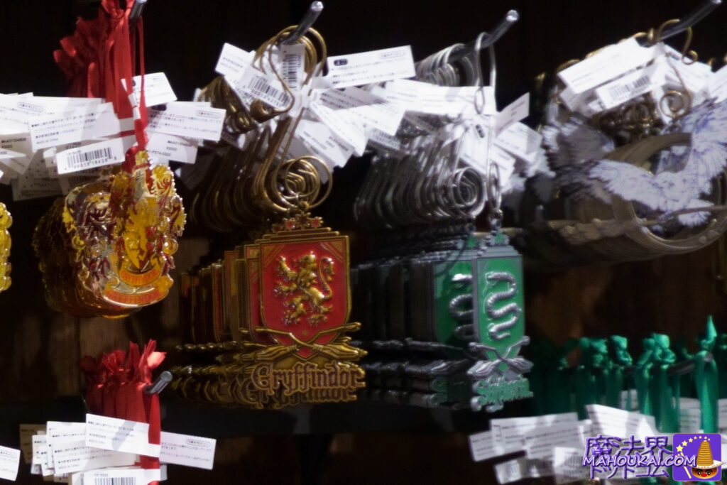 Hogwarts four dormitories crest and broom ornaments｜Harry Potter Tour Tokyo 'Christmas Goods' four dormitories ornaments, grouping hats etc ｜Harry Potter Studio Tour Tokyo (Toshimaen ruins)