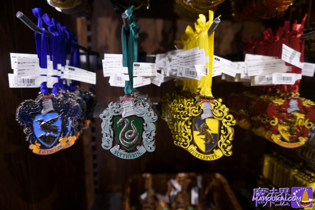 Hogwarts crest ornaments｜Harry Potter Tour Tokyo 'Christmas Goods' including ornaments for the four dormitories, Sorting Hat, etc ｜Harry Potter Studio Tour Tokyo (Toshimaen site)