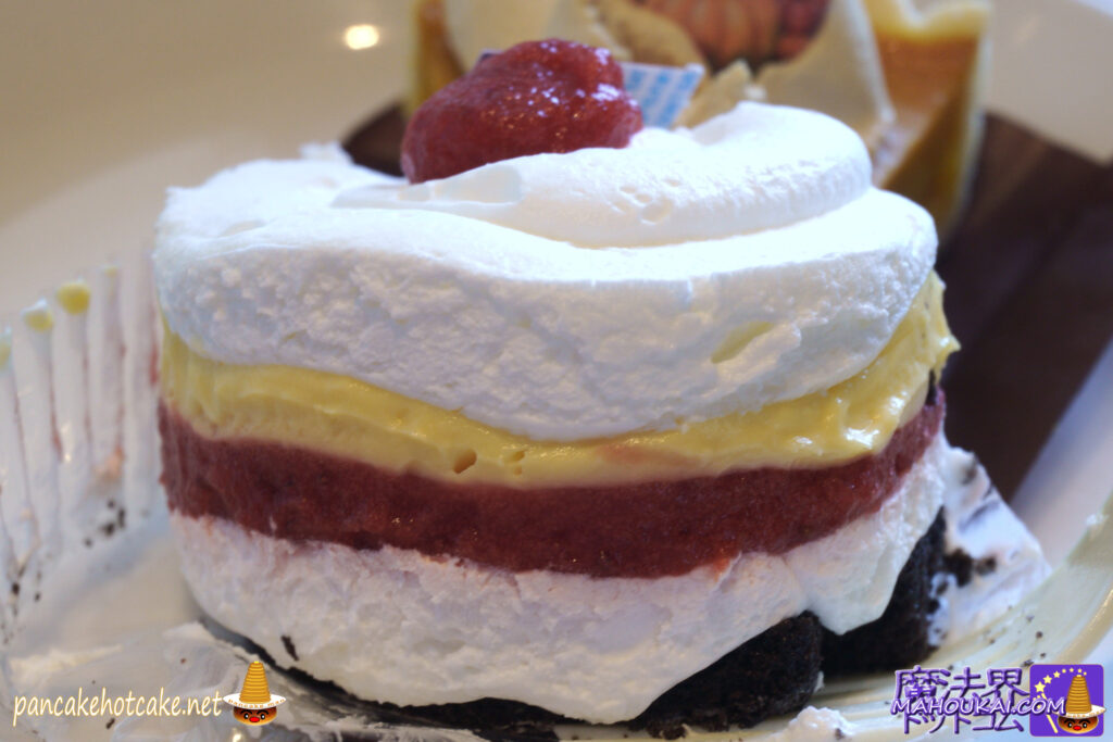 Hogwarts Christmas Berry Trifle Cake [Dining Report] Tully's Harry Potter collaboration 'Exploding Bonbon' milk tea and all the sweets for autumn 2023 â