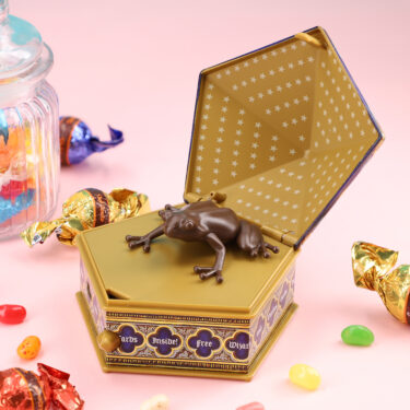 [New product] Mahoudokoro "Frog Chocolate" music box on sale! Voice recognition 'Harry Potter's wand' and 'Newt Scamander's wand' for locomotor and alohomora magic.