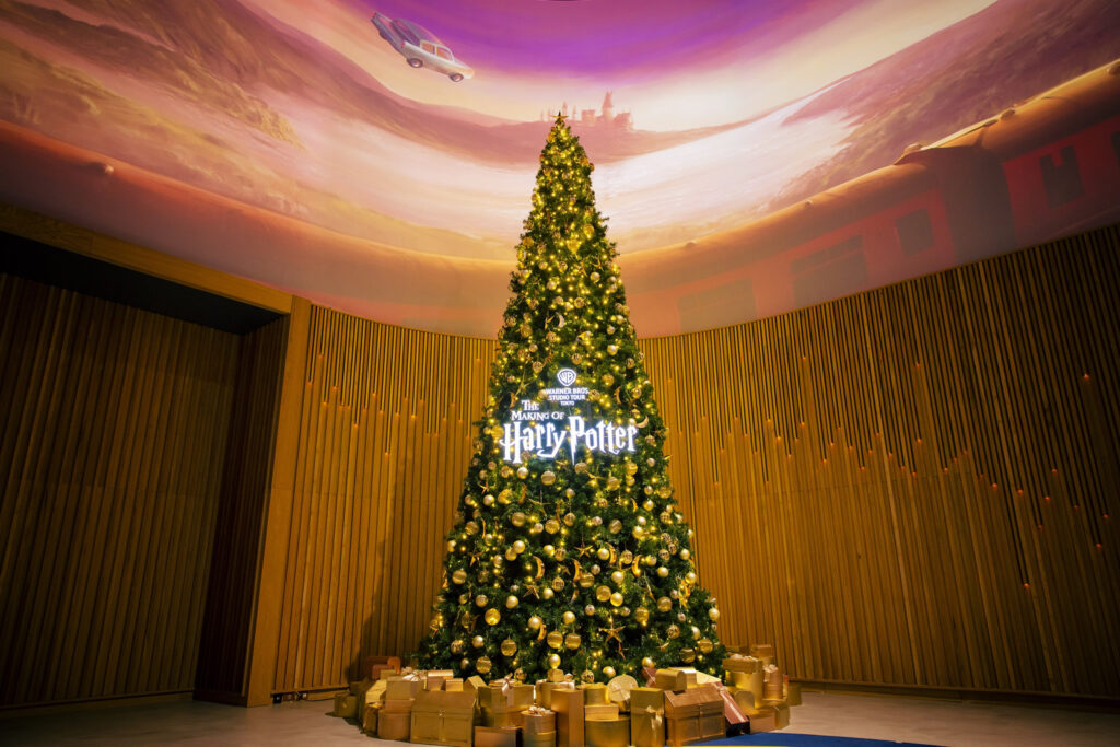 クリスマス・ライトアップ概要 ハリー・ポッター スタジオツアー東京 クリスマスツリー 上白石 萌歌さんの呪文ルーモスで点灯♪2023年11月15日（水）