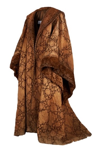 Auction item: 'Harry Potter and the Chamber of Secrets' actor Richard Harris, wearing a robe with special effects worn by his character Albus Dumbledore Elder Wand and Headmaster Dumbledore's dressing gown etc. from the film 'Harry Potter' at the American Motion Picture Props (PROP) auditions â Julien's Auctions (Julien's Auctions)