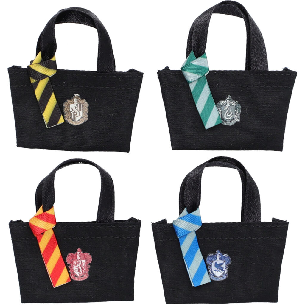 Hogwarts four dormitories mini tote bags in four types (bonus with purchase of a set of four) [New product] Release of 'Harry Potter Rika-chan' Harry Potter Mahoudokoro ｜Rika-chan is born as a Hogwarts student wearing the Hogwarts uniform dressing gowns, tie, jumper and wand.
