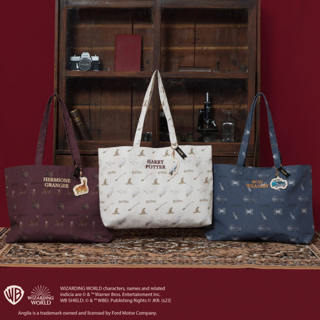 Harry Potter graphic pattern tote｜ACCOMMODE x Harry Potter items 'tote bag' and 'pouch' on sale from 1 Dec 2023!