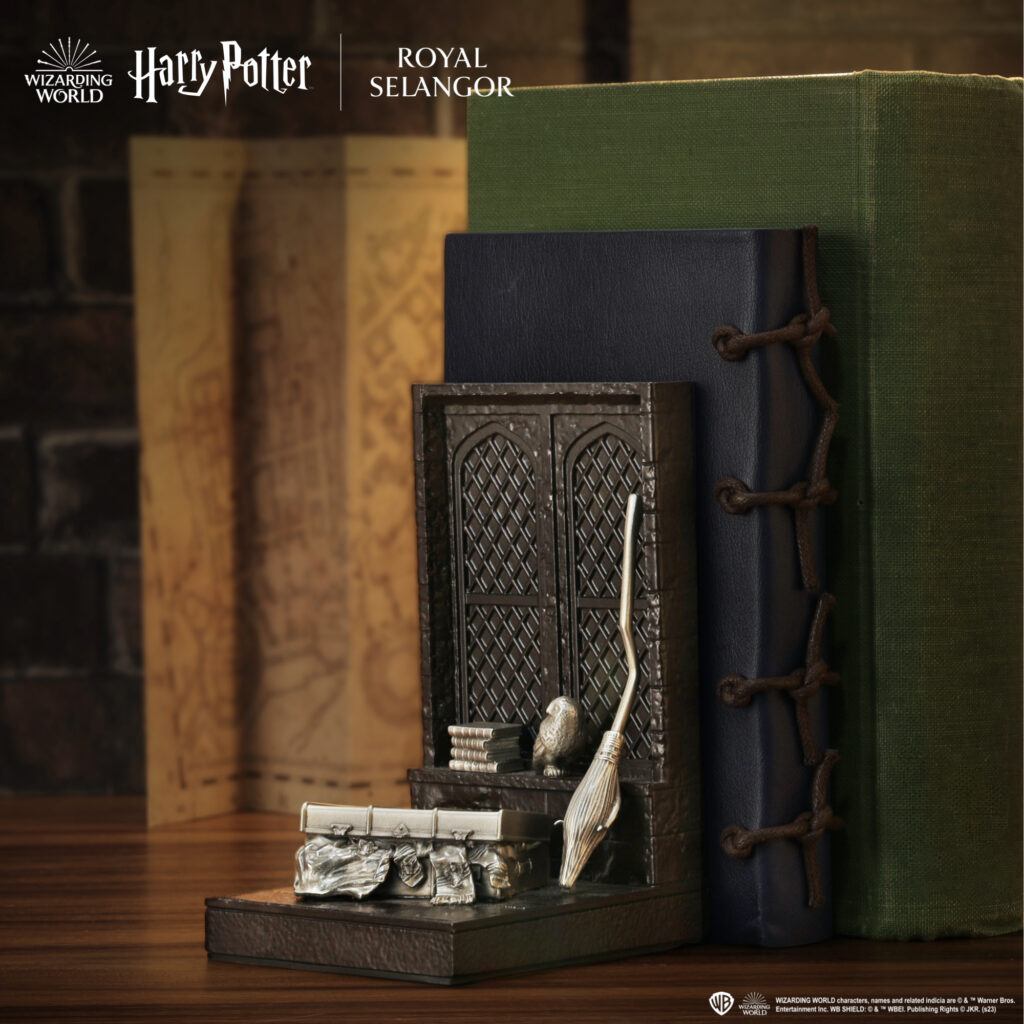 Bookends 'Harry's Locker' Tokyo Comic-Con 2023 New 'Harry Potter' Royal Selangor â Warner 100th Anniversary DC booth.