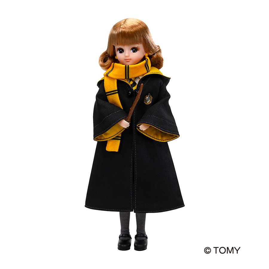 Hufflepuff Uniform Version｜[New Products] 'Harry Potter Licca-chan' released Harry Potter Mahoudokoro ｜Licca-chan is born as a Hogwarts student wearing the robe, tie, jumper and wand of the Hogwarts Uniform.