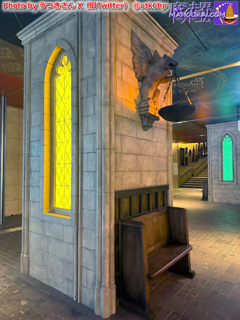 Hogwarts pillars and chairs appear at Akasaka Station, the closest station to the stage Haripota! Four dormitory lighting & gargoyle statues also appear!